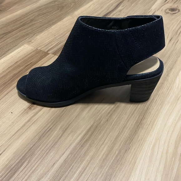 Ansley Textured Black Adjustable Strap Block Heel - Picture 8 of 10